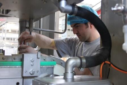 Servicetechniker im Einsatz: Alle Maschinenteile werden nach 20'000 Betriebsstunden ausgebaut.