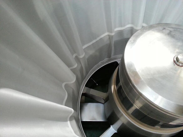 Filter cloth in discharge position